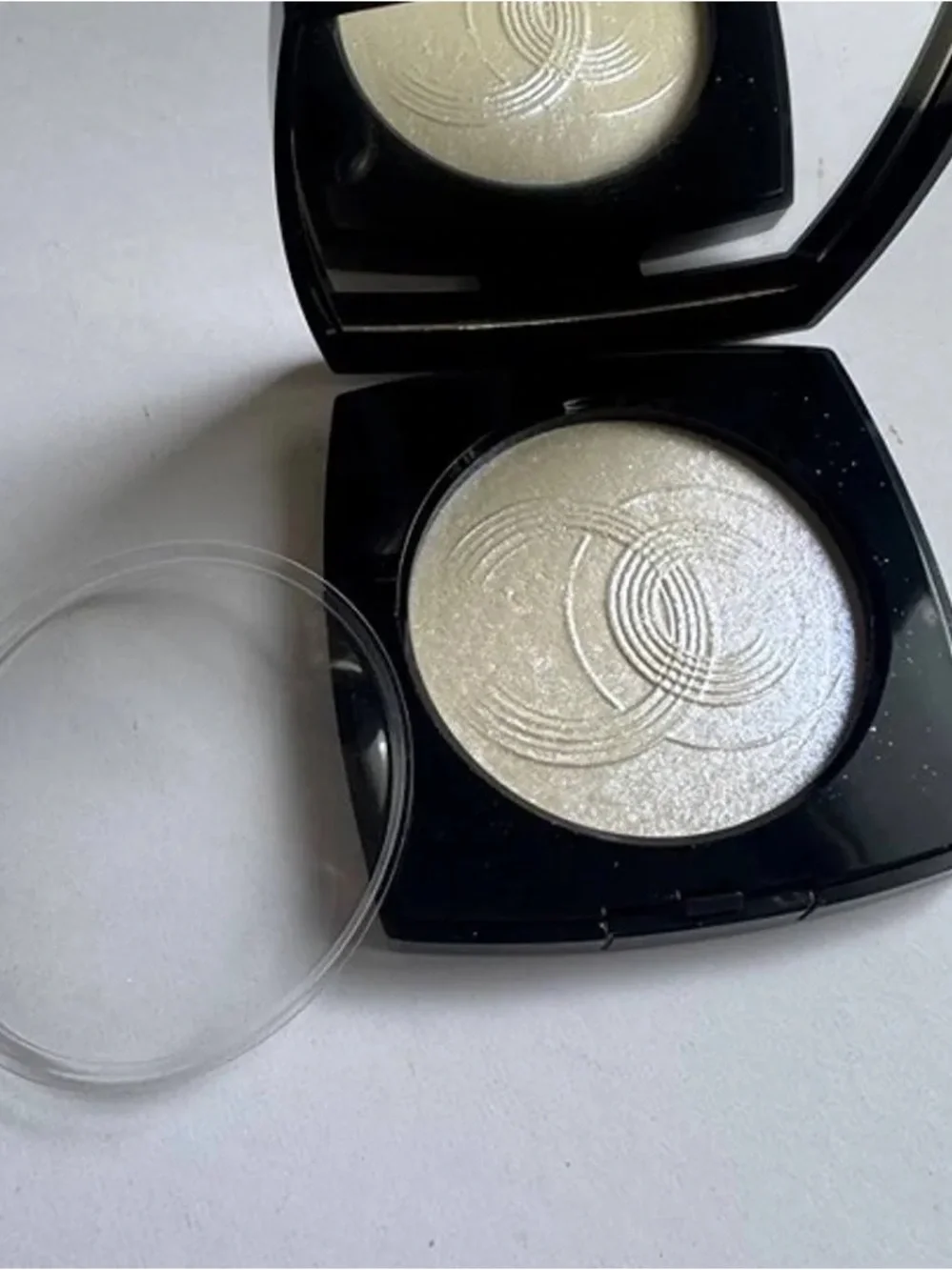 CHANEL Highlighter Powder - Pearl Shimmer